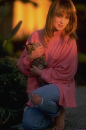 Skinny retro porn model Rachel Queen shows sexy shaved pussy photo 8