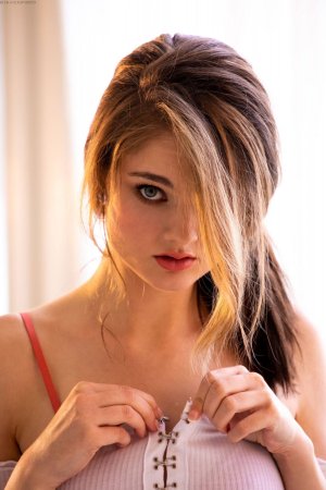 Petite Lexie Fox shows off her favorite outfits photo 8