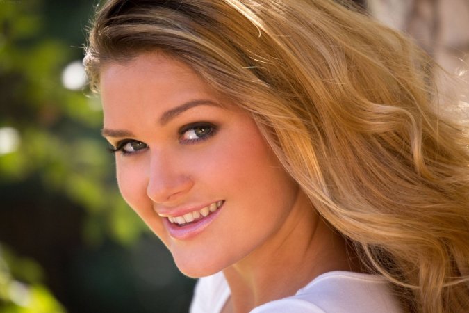 Glam Abby Cross turns a walk into a spicy action photo 20
